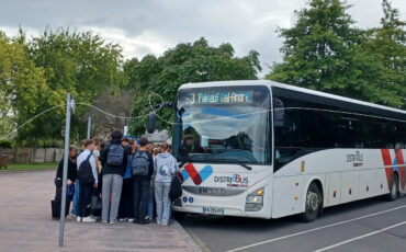 Elèves entrant dans un bus