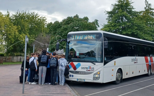 Elèves entrant dans un bus