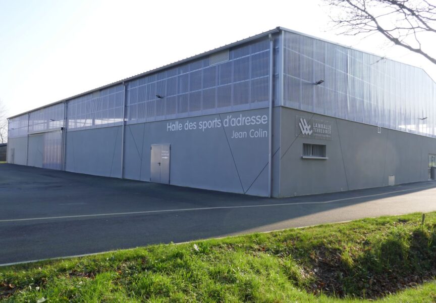 Halle des sports d'adresse côté parking