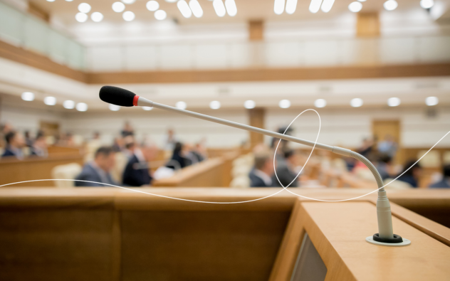 Micro sur un pupitre dans une assemblée